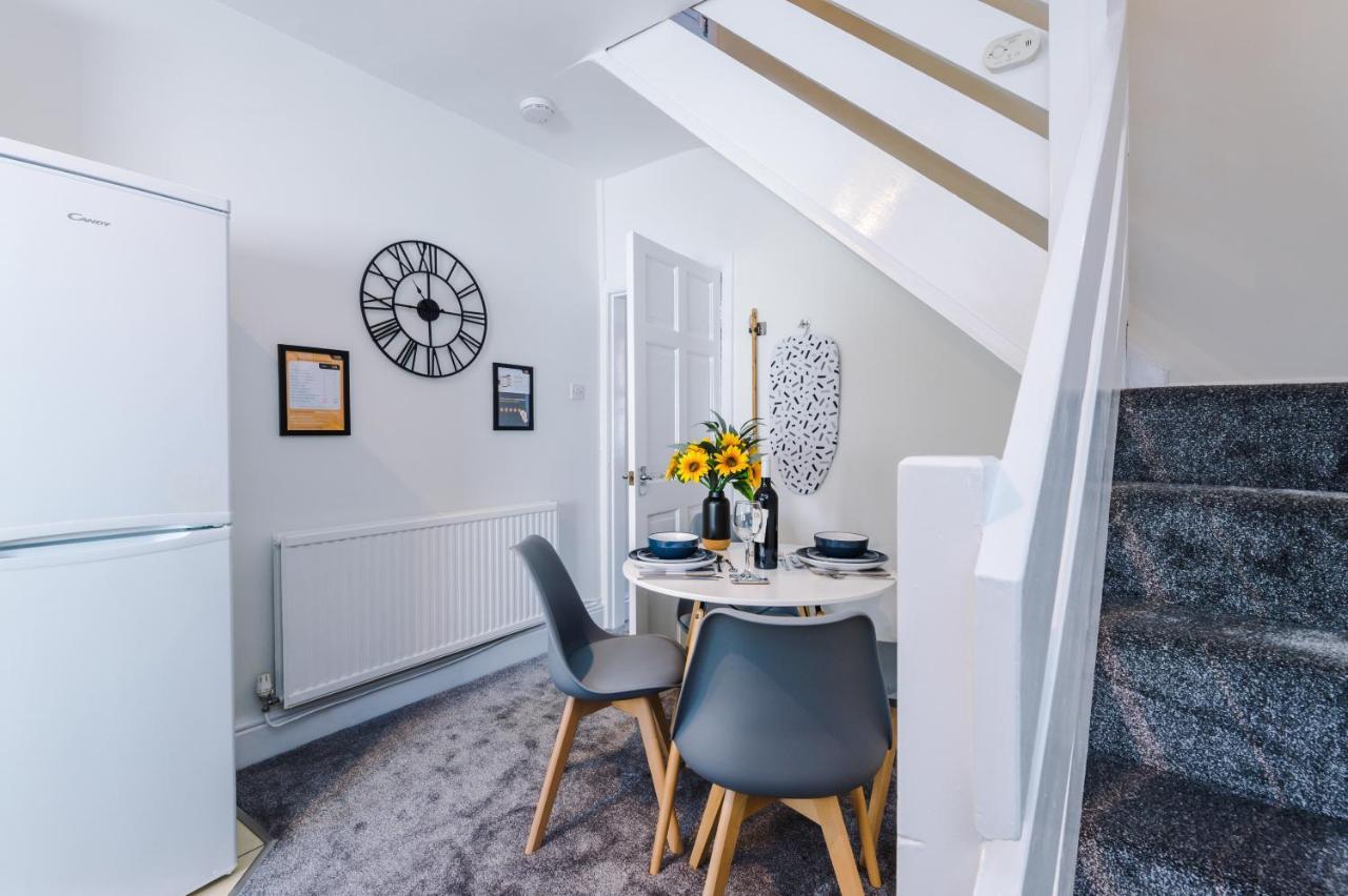 Bright 2-Bed Cottage In Chester By 53 Degrees Property, Ideal For Couples & Small Groups, City Centre - Sleeps 6 מראה חיצוני תמונה
